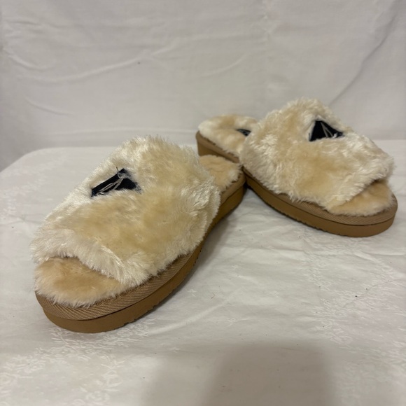 Sperry Women's Sona Slide slippers in tan faux fur. NWOB. - Picture 2 of 7